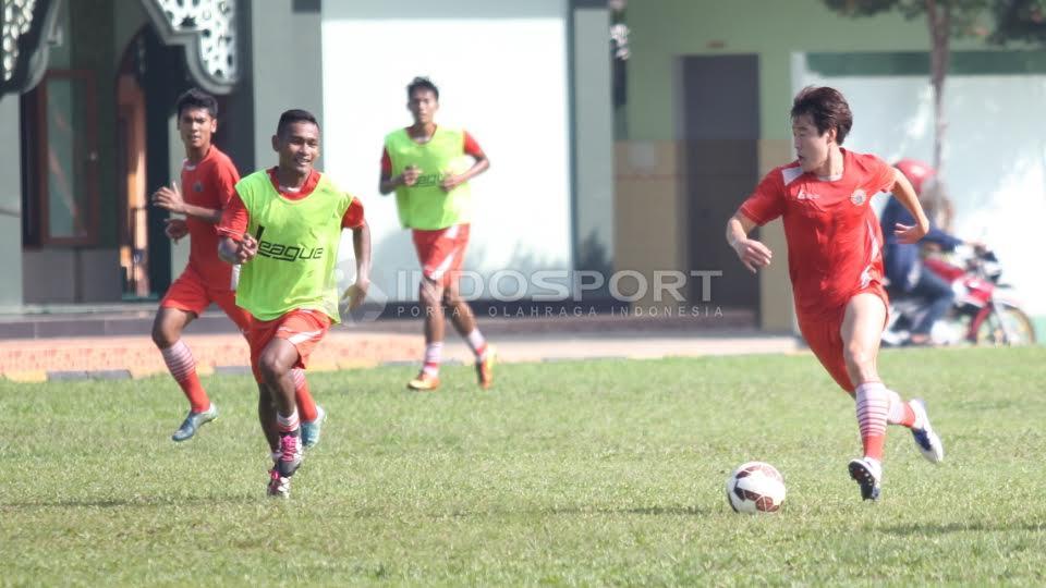 Aksi pemain Persija Jakarta asal Korea, Hoong Soon Hak (kanan) dibayangi Ramdani Lestaluhu.